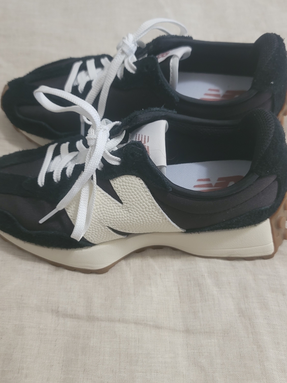 New Balance Men’s Black and White Retro Runner Sneakers Womans 327 - Picture 6 of 8